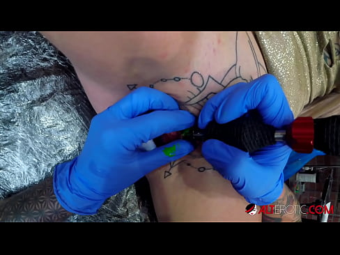 ❤️ Nagpa-tattoo sa kanyang klitoris ang sobrang tattoo na hottie na si Sully Savage ❤️❌ dekalidad na porn sa amin