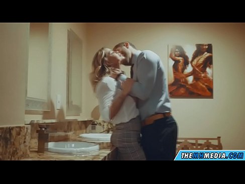 ❤️ Kapag ang isang busty blonde seduces sa isang pampublikong banyo ❤️❌ dekalidad na porn sa amin